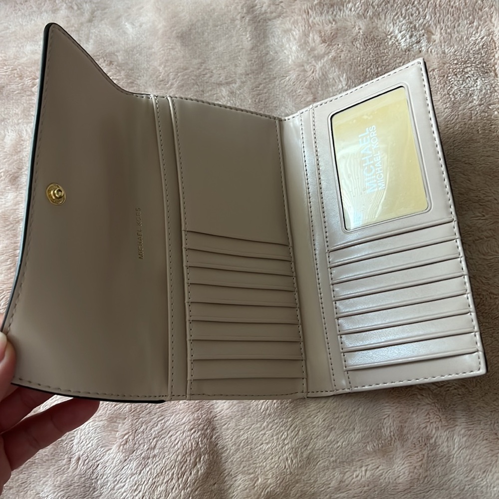 Michael Kors light pink trifold wallet - Picture 3 of 4